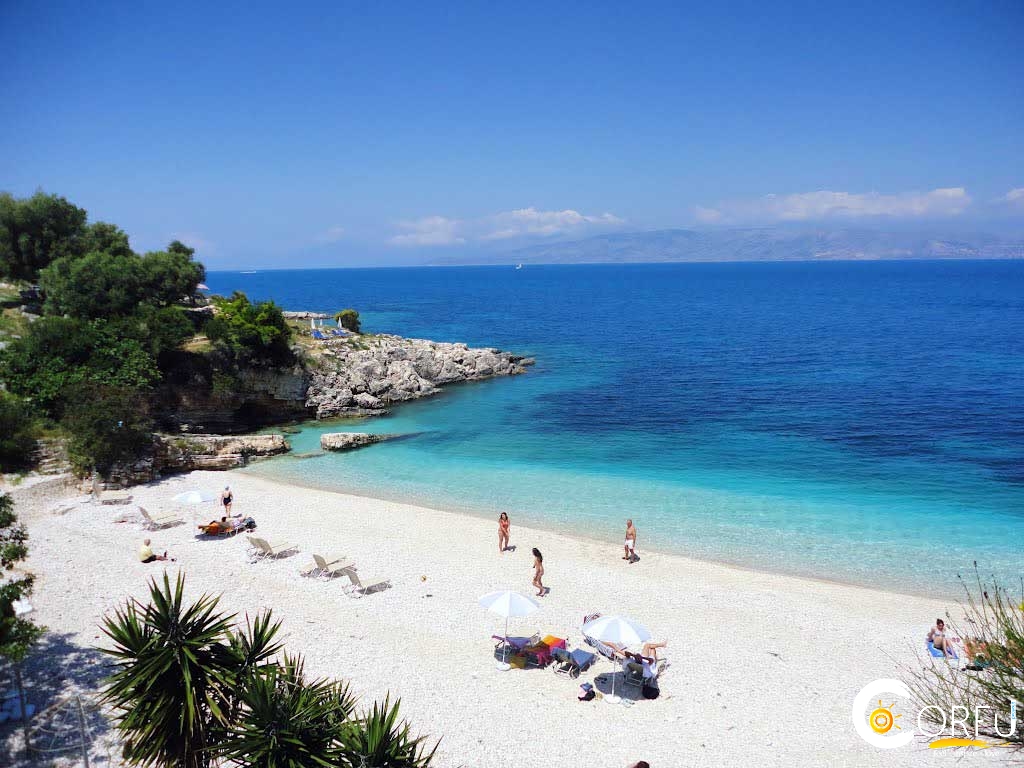 Bataria, uma das melhores praias de Corfu. Água cristalina, praia de pedras brancas