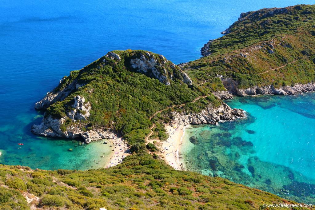 Praia de Porto Timoni em Corfu, com duas praias e água azul turquesa