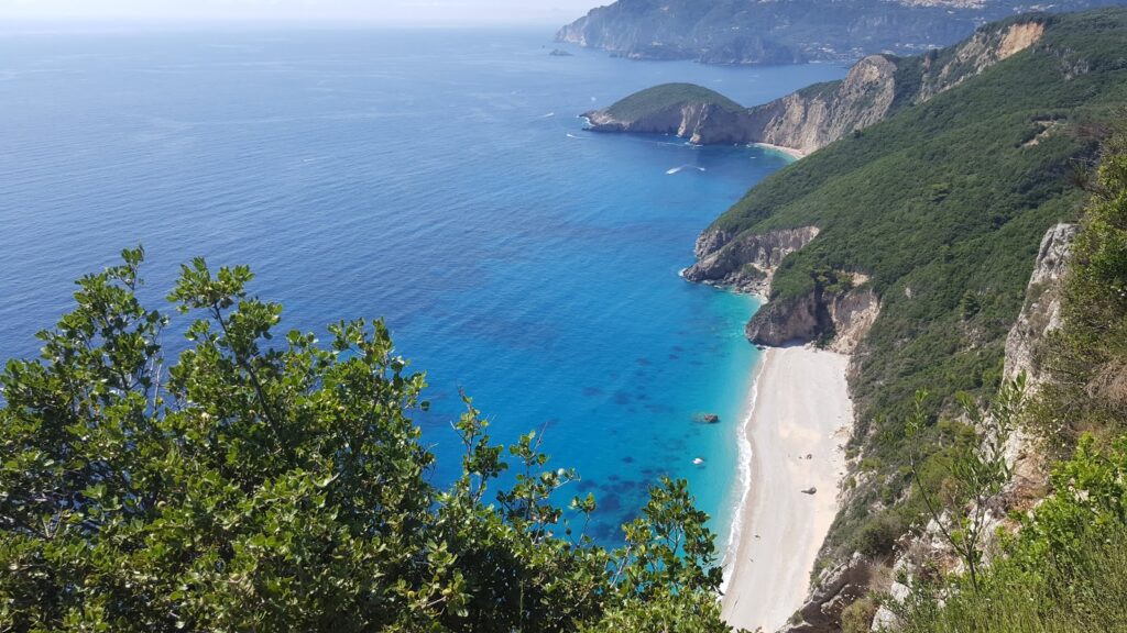 Stelari Beach, uma das praias mais famosas de Corfu, vista de cima