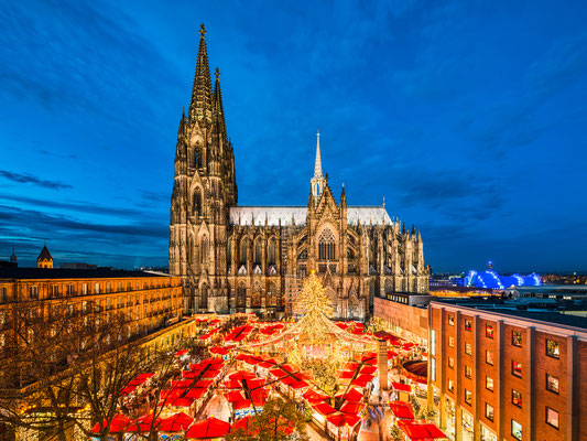 Mercado de Natal na praça principal de Colonia, na Alemanha, com a catedral ao fundo